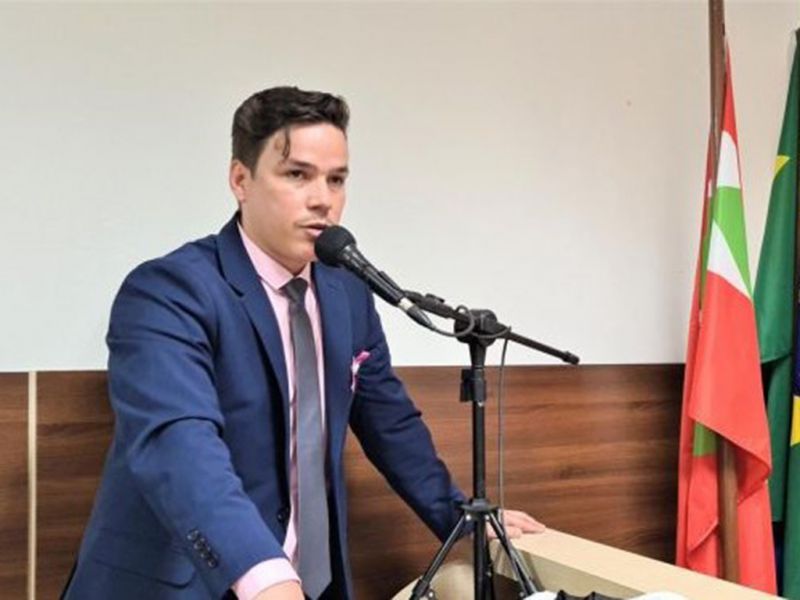 O presidente da casa do povo de Navega City, Júlio Bento (PSD), está em “palpos de aranha”