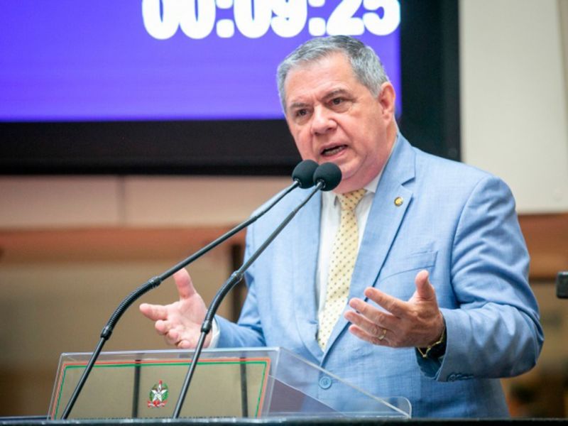 UTIs - O deputado estadual Mário Motta (PSD) destacou na tribuna da Alesc as disparidades regionais na oferta de leitos de Unidade de Terapia Intensiva (UTI). O parlamentar relatou que a recente sessão itinerante no Oeste revelou a decretação de emergência em saúde pública devido à alta ocupação de leitos de UTI, cenário agravado pelo aumento de casos de síndrome respiratória. (Divulgação/Agência AL)