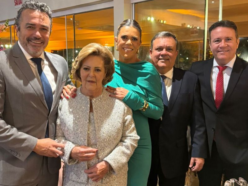 Maria Tereza de Almeida Heusi em dia de celebrar o casamento das sobrinhas Priscila a Andrezza que aconteceu recentemente no Iate, com os filhos: Eduardo, Tati, Marcelo e Luciano