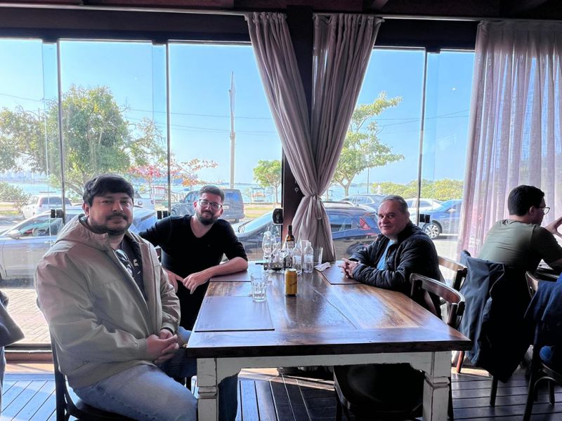 O JC almoçou com o Marquinhos Meurer, o abduzido, chefe de gabinete da deputada estadual Ana Campagnolo (PL) e Jefferson Santarém, secretário-geral do PL de Itajaí e secretário de Administração da piramidal casa do povo. No papo, o panorama político e as eleições de 2026...