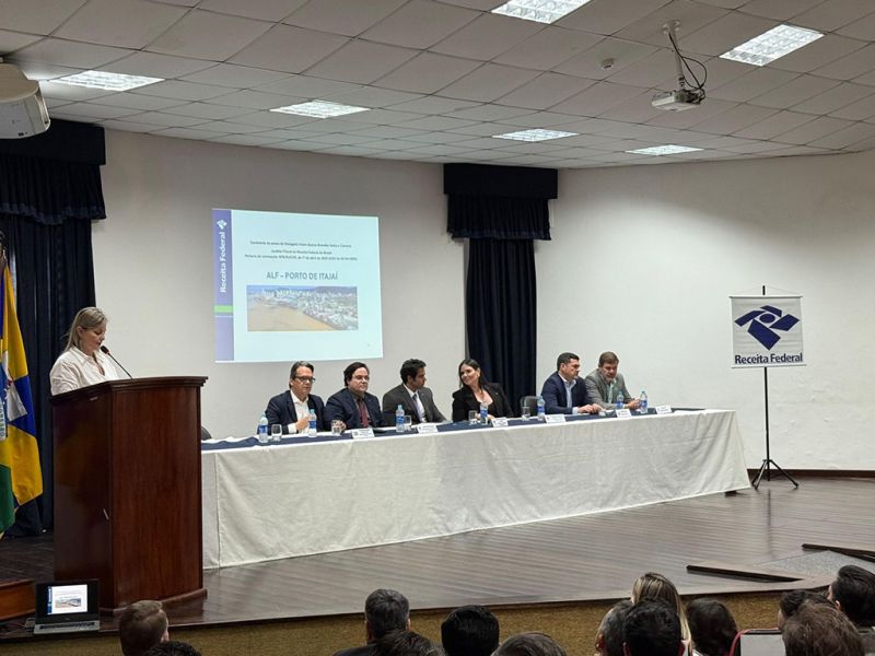 O prefeito de Itajaí, Robison Coelho (PL), esteve pela primeira vez na Superintendência do Porto de Itajaí desde a federalização. O motivo foi a posse do delegado da Receita Federal no Porto de Itajaí, André Bueno Brandão Sette e Camara. Mas na hora de compor a mesa cada um ficou no seu “campo”. À esquerda o polido João Paulo Tavares e à direita Robison Coelho... (foto: divulgação)