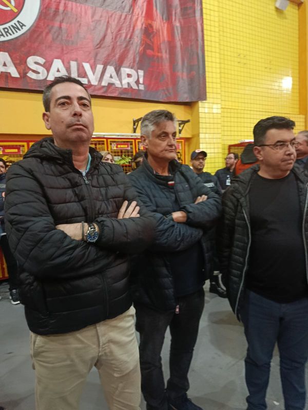 Homens de preto! O vereador Marcelo Achutti, o Quero-Quero (MDB), e o vice-prefeito vampirão Nilson Probst (MDB) se encontraram na cerimônia de entrega de ambulâncias ao Samu, com cara de poucos amigos. O secretário da Exclusão, ops, Inclusão, Omar Tomalih, também aparece na foto