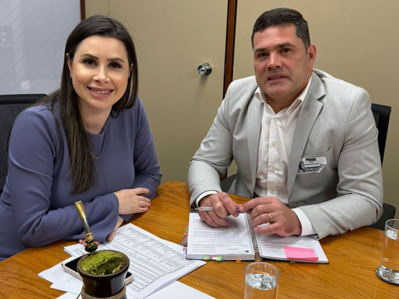 Sorriso nas zorelhas! O prefeito de Itajaí, Robison Coelho, percorreu gabinetes dos deputados federais em Brasília e saiu de cada um com emendas. Esteve no Zé Trovão (PL), na Carol de Toni (PL), no Jorge Goetten (Republicanos), na Daniela Reinehr (PL) e no senador Jorge Seif (PL). Na somatória, foram mais de R$ 10 milhões em emendas