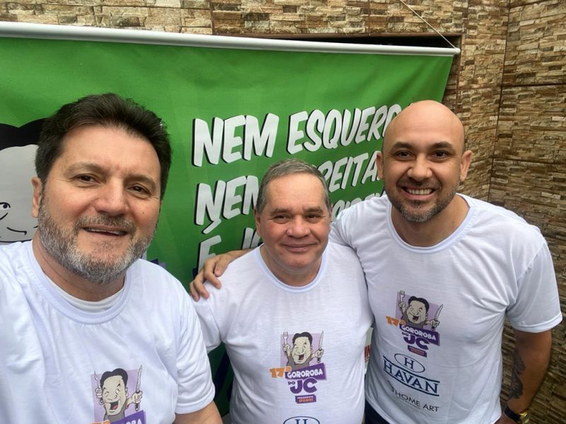 O diretor-geral do Semasa, Celso Praun, o Celsinho e o assessor de imprensa, Théo Cevei, já vestiram a camiseta da Gororoba (foto: divulgação)