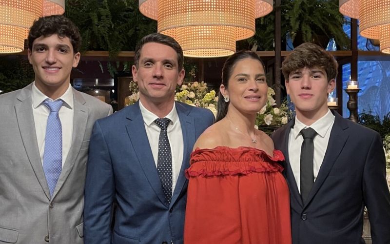 Família unida, linda e feliz, Diogo Barbosa e Sabrina com os filhos Theo e Lucas