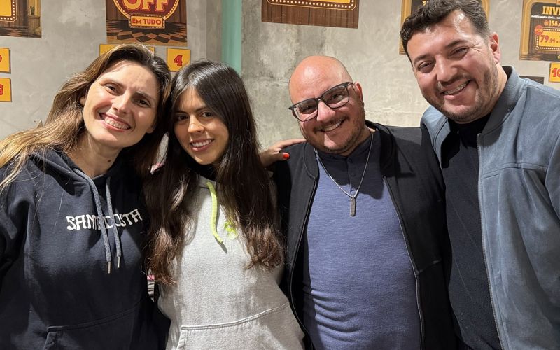 Joeini Russi, a CEO da Santacosta, Joana, Rogerinho Russi e Leo em dia de lançamento do Grande Bazar Show Santacosta que acontece até o dia 8, na Brava