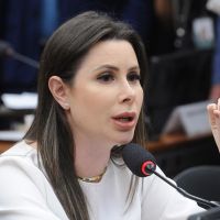 Os gestos de Carol de Toni