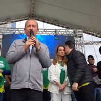 Jorginho e Juliana orando juntos