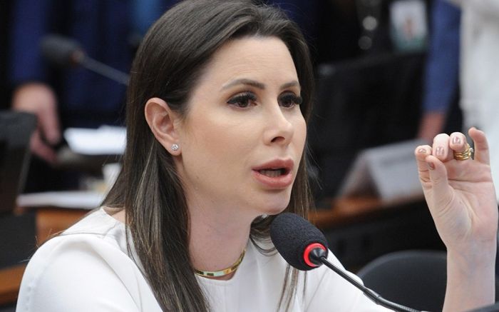 Os gestos de Carol de Toni