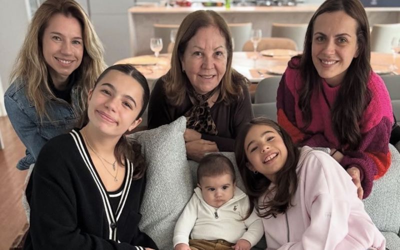 Jô Ferreira em momento de pura felicidade, com as noras Mariana Heusi e Lai Munari e os netos: Catarina, Otávio e Teodora