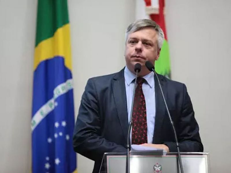 PT SC O deputado Fabiano da Luz passa a ocupar oficialmente a presidência estadual do PT a partir deste fim de semana. A expectativa é de que sua gestão trabalhe com foco na unificação interna, no diálogo com os movimentos sociais e entidades. A deputada Luciane Carminatti será a primeira vice-presidente e o deputado Padre Pedro Baldissera, o segundo vice. (Arquivo/Agência AL)