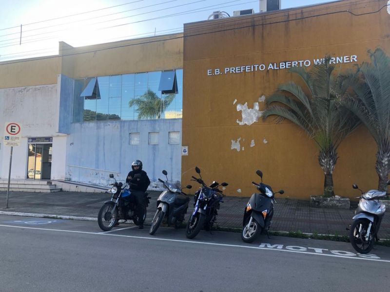 Um catatau de supostas denúncias contra o diretor da escola Prefeito Alberto Werner, Paulo Sérgio Correa, chegou às mãos do socadinho escriba