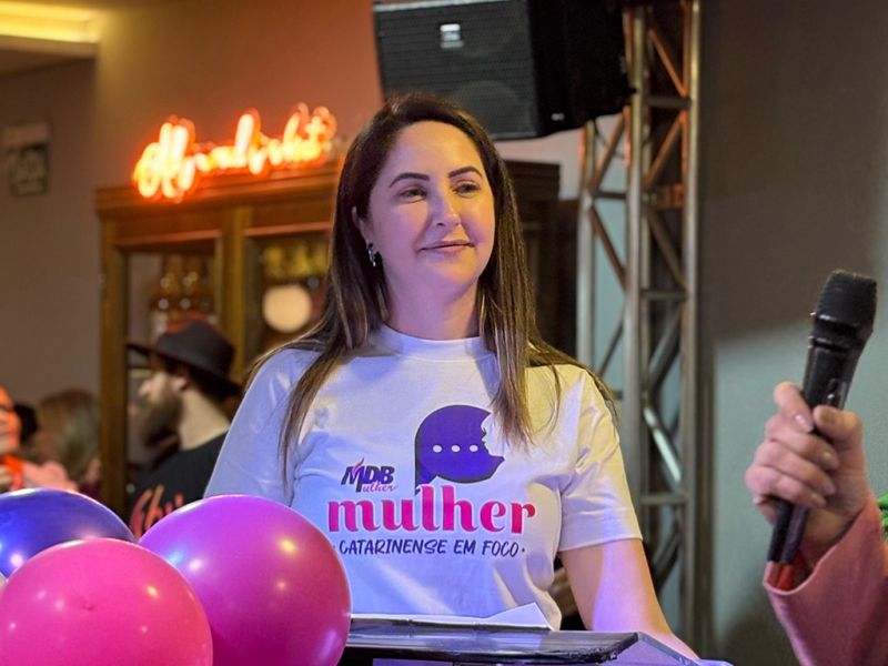 A presidente do MDB Mulher estadual e da sigla, em Piçarras, a acelerada Andressa Pera, tem botado o pé na rua (foto: divulgação)