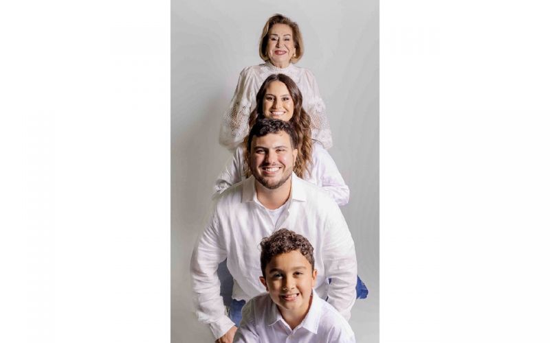 Detinha Ramos Gomes, com os netos: Augusto, Guilherme e Nathalia