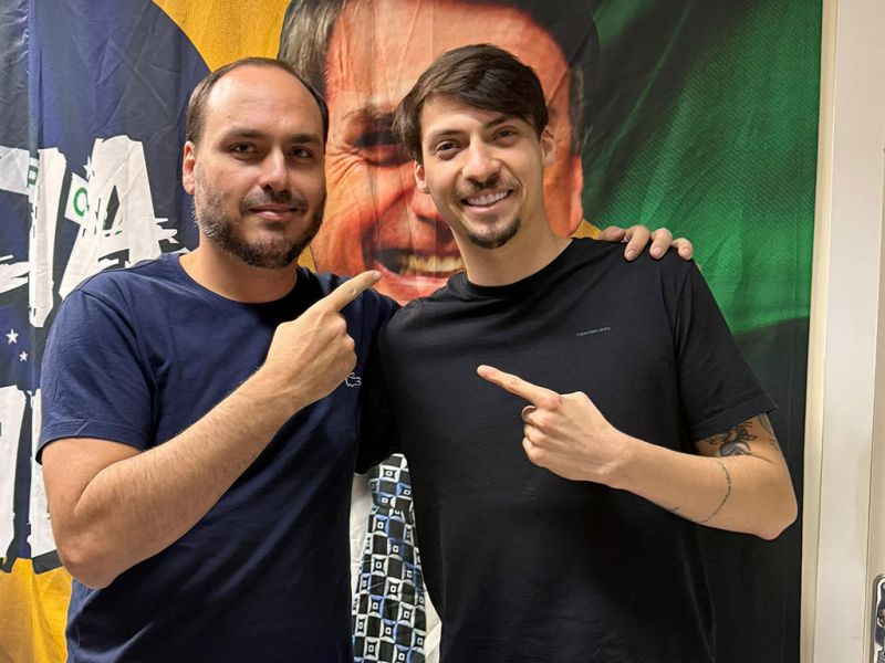 O vereador carioca Carlos Bolsonaro (PL), cotado pra ser candidato ao Senado por SC, esteve na casa do povo da Dubai maravilha visitando o irmão, vereador Jair Renan (PL)