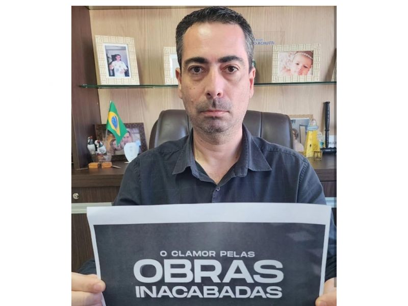 O rei dos cartazes, digo, do berreiro, vereador Marcelo Achutti (MDB?), não quer que obras não finalizadas sejam denominadas