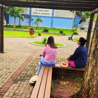 Professoras têm que almoçar na praça