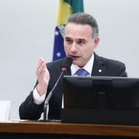 Schiochet alerta sobre risco de cassação de Eduardo Bolsonaro