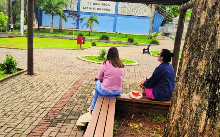 Professoras têm que almoçar na praça