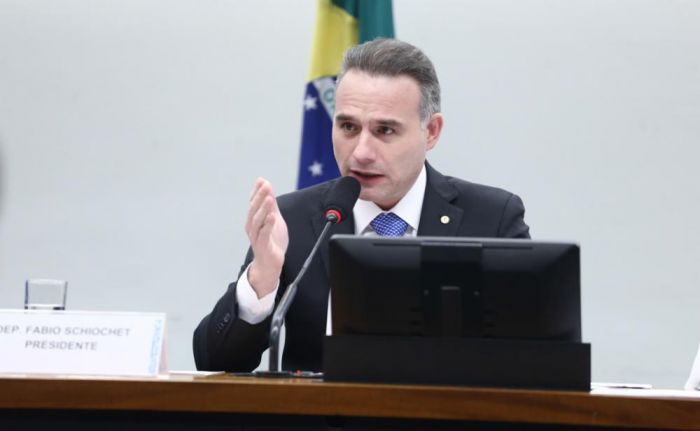 Schiochet alerta sobre risco de cassação de Eduardo Bolsonaro