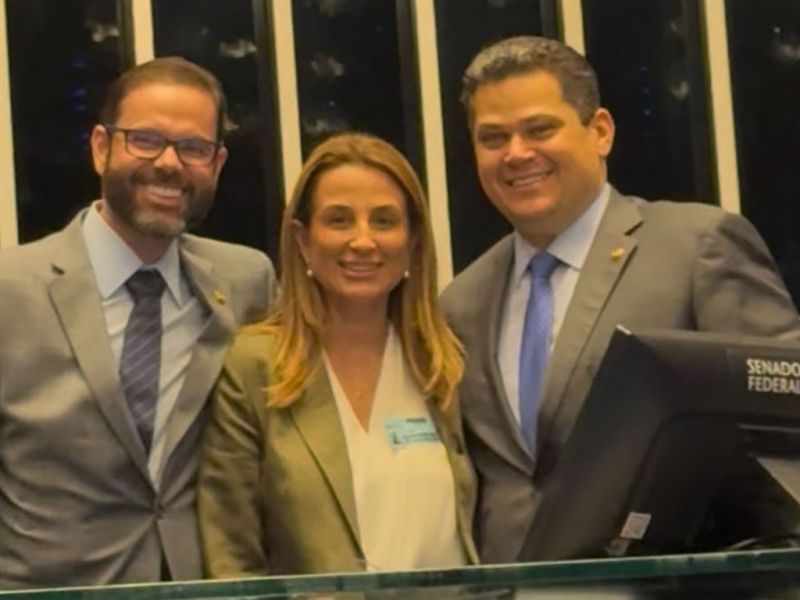 Prefeitona dos bairros de BC, Juliana Pavan (PSD), foi recebida no Senado pelo presidente David Alcolumbre (UB) e ovacionada pelo senador Jorge Seif, o 06 (PL) (foto: divulgação)