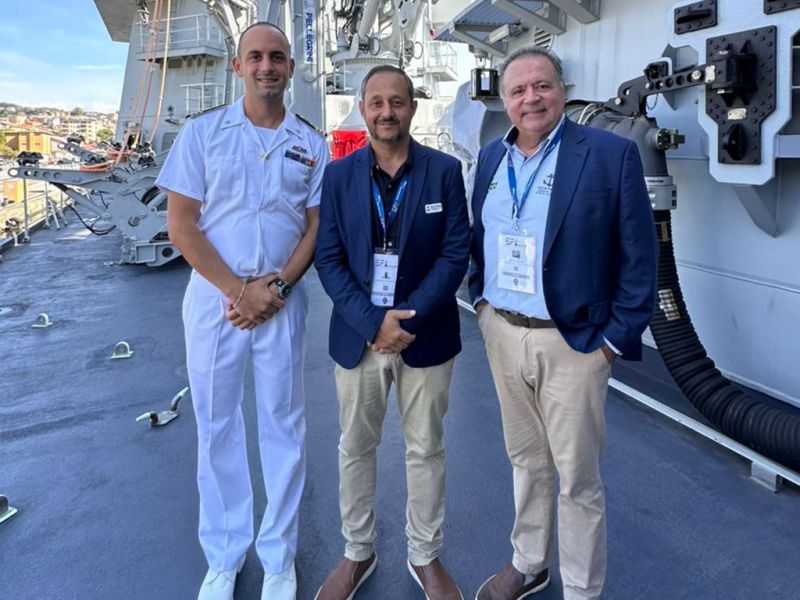 Durante o Seafuture 2025, que acontece esta semana dentro da Base Naval Italiana em La Spezia, na Itália, o presidente da Associação Náutica Brasileira (Acatmar), Leandro ‘Mané’ Ferrari e o diretor da entidade, Carlos Schmidt, visitaram a Nave Montecuccoli (P432), uma das embarcações mais modernas da Marinha Italiana (foto: Mundo do Mar)