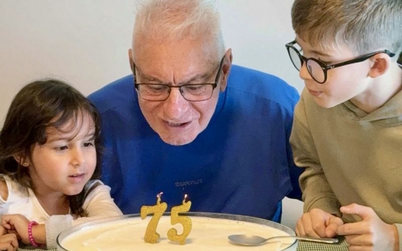 Junto com os netos Maria Antônia e Benjamin, o ex-prefeito Volnei Morastoni comemorou a chegada dos 75 anos. Tudo aconteceu na casa praiana deles, em Canto Grande, com os familiares