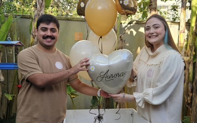 Gravidíssimos e felizes, Vitor Ocanha e Duda, cercados de amigos e familiares, fizeram o chá revelação e vem aí a baby Aurora