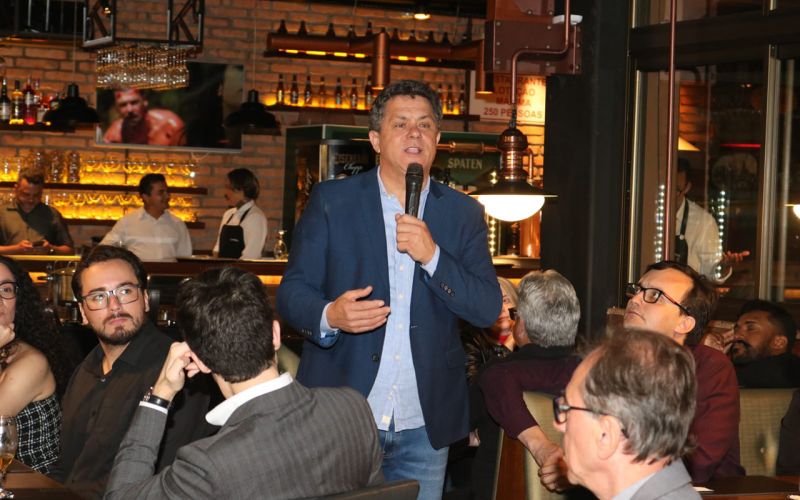 O intisicado e bocudo deputado e advogado militante com mais de 34 anos de labuta, Ivan Naatz (PL), é um dos fortes concorrentes e encerrou a campanha interna neste fim de semana, na galega Blumenau, com advogados parceiros e apoiadores. Advogados de toda SC, votam na escolha de seis nomes, nesta segunda-feira