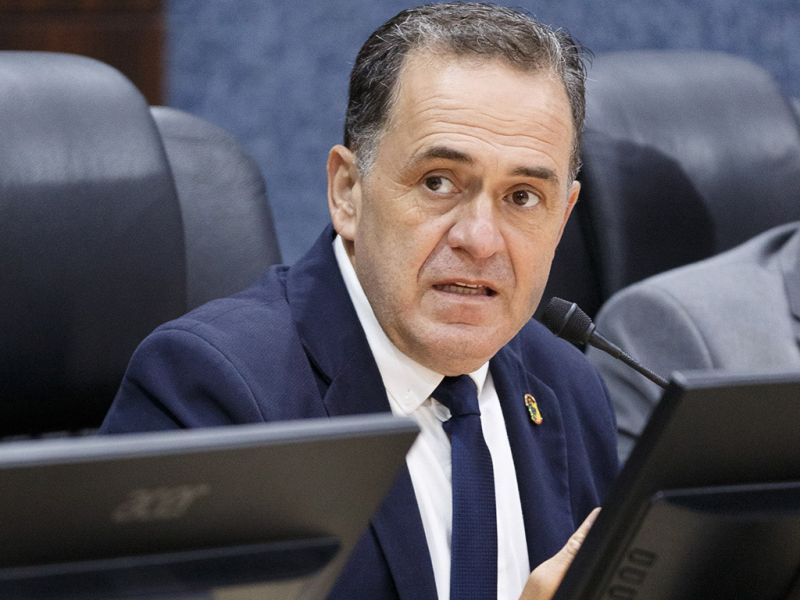 O vice-presidente da piramidal, o beato Beto Cunha/Republicanos (foto), demonstra imaturidade e ego inflado, tanto que o vereador Victor Nascimento, o boneco Falcon (PL), lascou na sessão: “Saudades do Pegorini”