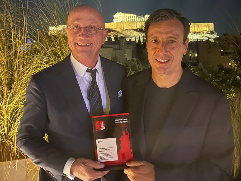 Prêmio internacional - O empresário da construção civil Claudio Fischer recebeu na Grécia o IAA international Architecture Award, prêmio concedido ao Auris Residence. O projeto idealizado pelo Fischer Group, em Balneário Camboriú, é assinado pelo escritório Archea Associati, representado pelo arquiteto italiano Marco Casamonti. O empreendimento concorreu com outros 500 projetos e foi vencedor na categoria Residencial. (foto: Divulgação)