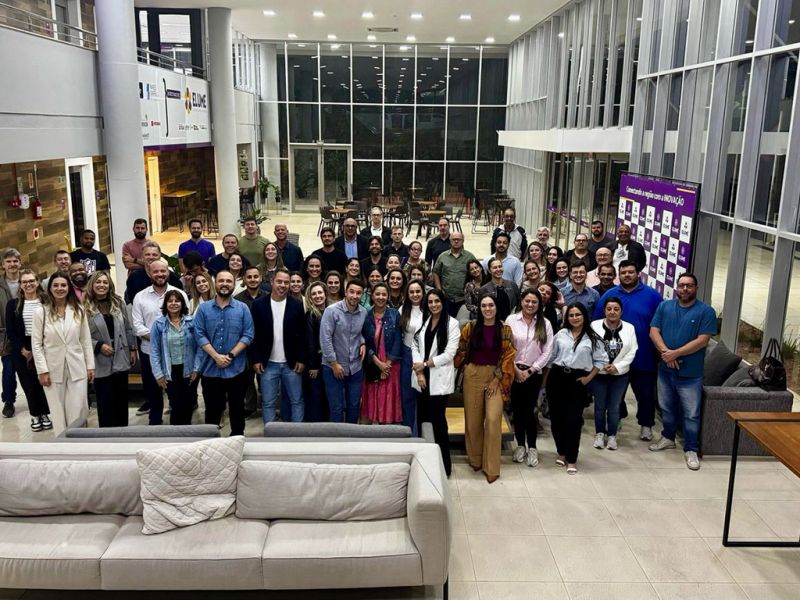 A equipe da secretaria de Desenvolvimento Urbano e Habitação de Itajaí, comandada pelo João Paulo Kowalsky, participou de uma imersão com palestras no Elume, mostrando que servidor público também é agente de inovação! O destaque vai para a valorização do quadro técnico, que segue se qualificando e trocando experiências para construir uma cidade cada vez mais planejada e humana