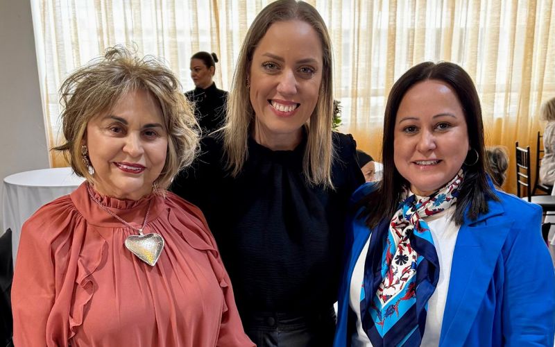 As empresárias Dirce Fistarol e Jocineia de Jesus, com a vereadora Jade Martins durante a 33° edição do Café & Destaque do Lions Clube BC Centro. O evento deste ano teve o objetivo de contribuir com a causa do câncer infantil