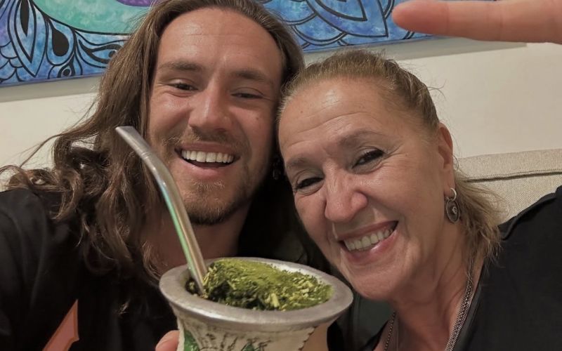Vitor Kley e sua mãe, Janice, aqui na terrinha aproveitando juntinhos o momento chimarrão. O cantor faz show na Marejada no próximo dia 15, quarta-feira, no palco principal, às 21h