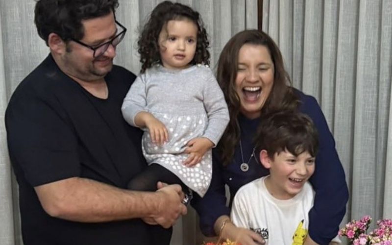 Com essa alegria que é só deles, Rodrigo Cavallari e Patrícia, com os filhos Malu e João Felipe, comemoraram o niver da mamãe Paty. Parabéns, querida!