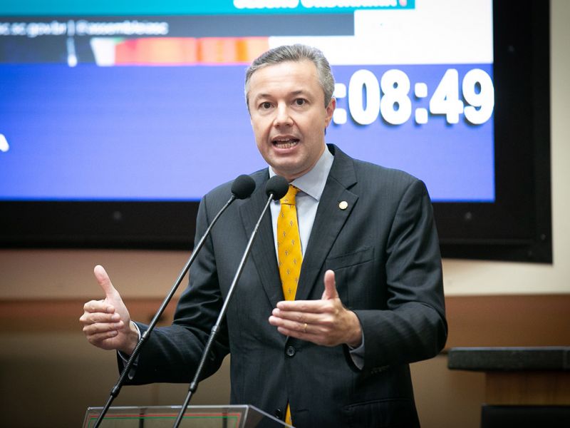 O deputado estadual Napoleão Bernardes (PSD) vai pra cima do ferrolho