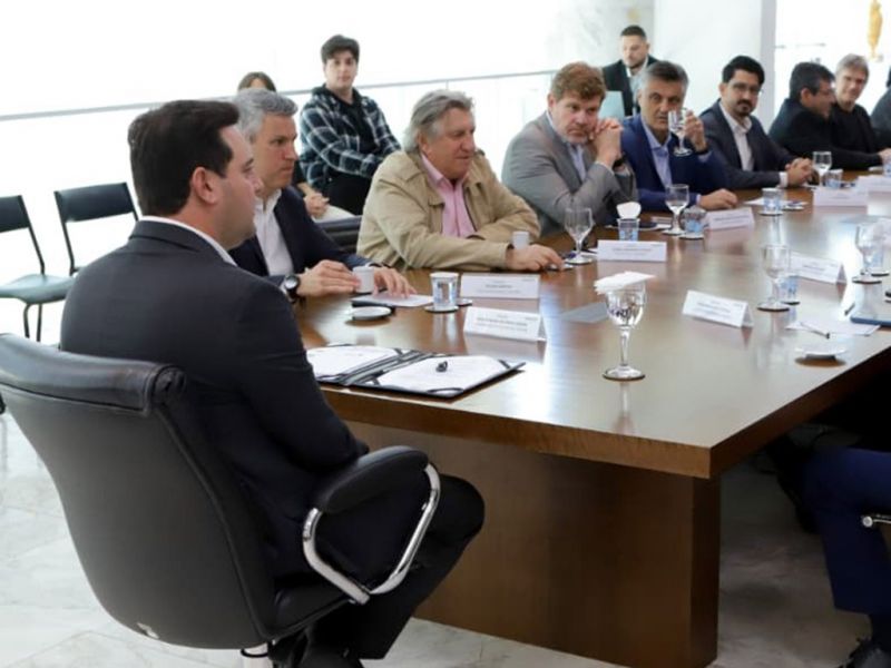 Brilhou os zóios dos alcaides.  A prefeitada da Amfri esteve em Curitiba, ao lado do governador Ratinho Júnior (PSD), pra conhecer o BUD – Bonde Urbano Digital