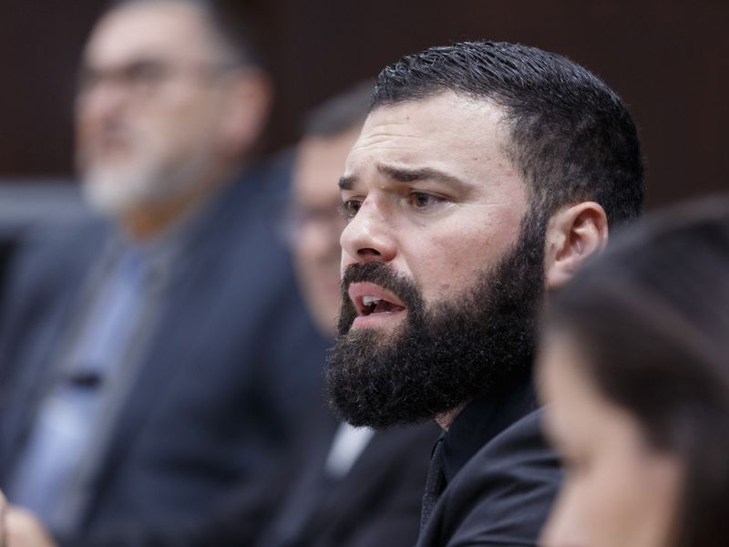 As “direitas” em Itajaí se estapeiam e uma das alas caceteia o vereador Victor Nascimento (PL) por conta de ter cargos e, em toda sessão da piramidal, bater no governo