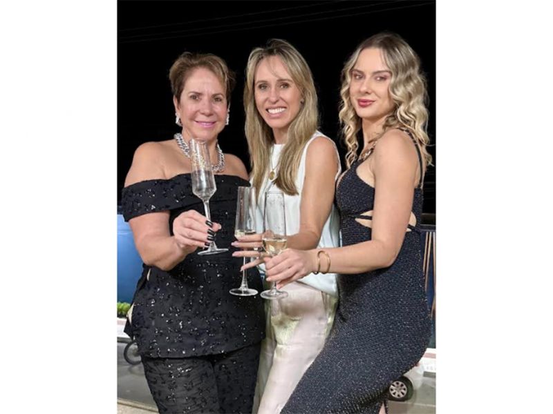 Beleza e Saúde - As empresárias Teresa Cristina Alves, Ana Claudia Monteiro e Lucyane Casagrande (foto) receberam convidadas para uma noite dedicada à beleza e saúde feminina. O encontro foi anteontem no ambiente do complexo de beleza Lalaconté, na Barra Sul, em Balneário Camboriú. Siam Pharma e Casagrande Cosméticos foram as outras duas empresas que promoveram o evento entre mulheres. (foto: divulgação)