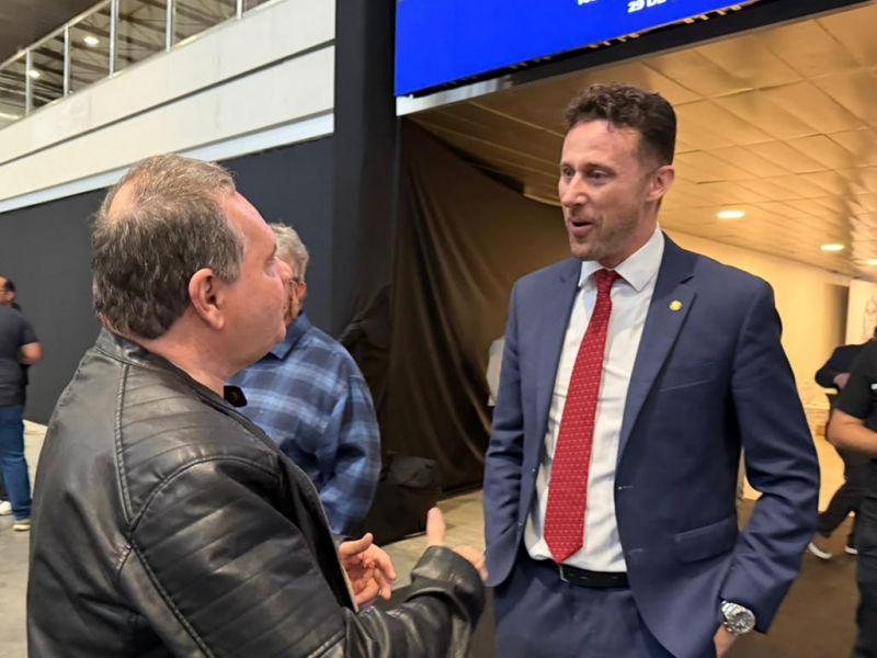 O socadinho escriba conversou com o deputado estadual Fernando Krelling (MDB), de Joinville, na Leléia itinerante na Dubai city; ele revelou que acompanha o trabalho da coluna. Merci!