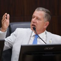 Rubens com a faca e o queijo na mão