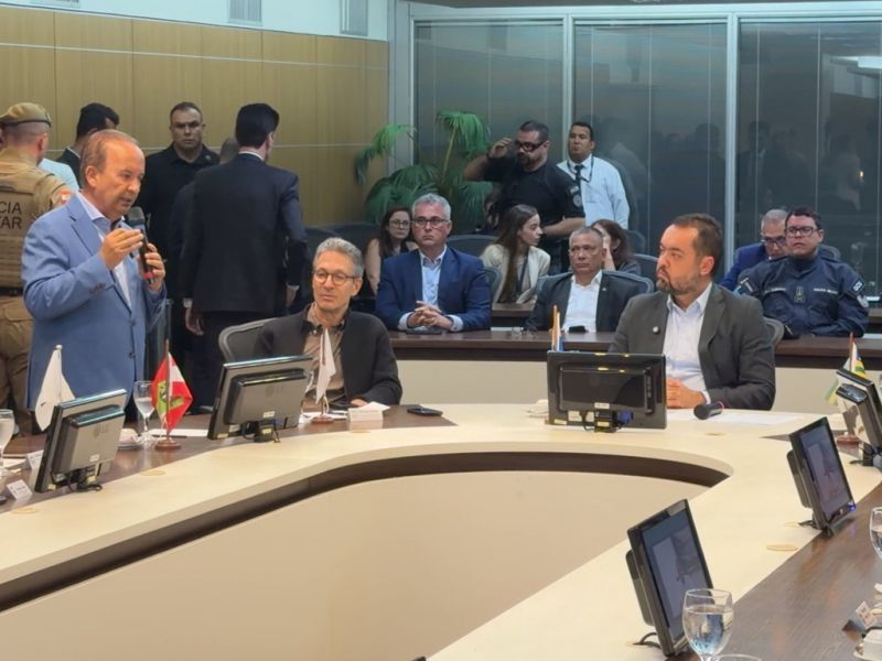 Reforço: No encontro que teve no Rio de Janeiro com seu colega Claudio Castro(PL), o governador Jorginho Mello (PL) voltou a colocar as forças de segurança do estado à disposição do governo fluminense. O chefe do Executivo estadual foi o autor da proposta da criação de uma força-tarefa, batizada de “Consórcio da Paz”, para o combate ao crime organizado. (Divulgação/Secom)