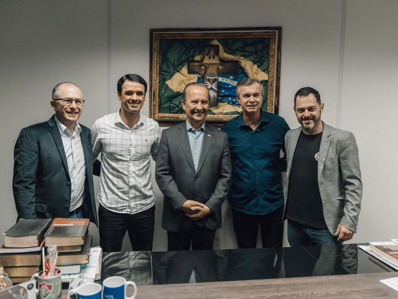 O governador Jorginho Mello (PL) esteve no Mevam com os pastores e políticos Edson Lapa, Marcos da Rosa, Luiz Hermínio e o jornalista Patrick Schneider 