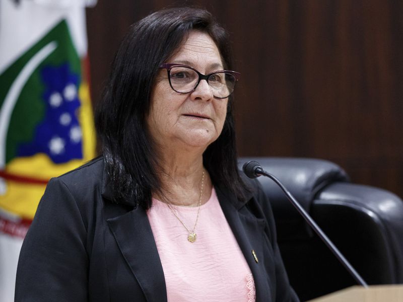 A vereadora pexêra Renata Narcizo (PDT) entregou ração com o intuito de obter votos na eleição. Pega no flagra negou, mas, no final, pra bronca não evoluir, admitiu e vai pagar multa 