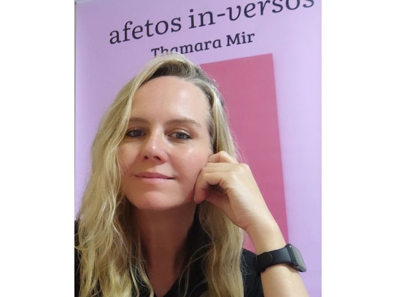 Obra - A psicóloga e psicanalista Thamara Mir lançou seu primeiro livro de poesia, “Afetos in-versos”, na Casa da Cultura Dide Brandão, em Itajaí. O livro, publicado pela editora Minimalismos, é uma coletânea de versos e poemas que entrelaçam a psicanálise e a escrita dos afetos e vivências humanas. Os próximos eventos de lançamento ocorrem hoje às 19h dentro do Festival Literário de Navegantes e amanhã às 16 horas no Festival Literário de Itajaí. (foto: Divulgação)