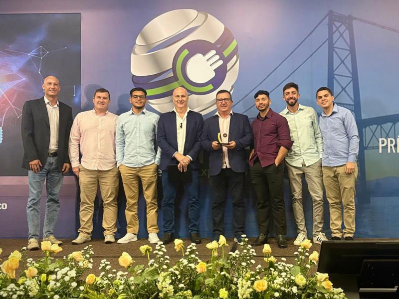 Itajaí iluminada! O secretário adjunto da Obras de Itajaí, Artur Ama todo mundo de Jesus, representou Itajaí no Circuito Nacional do Setor Elétrico (Cinase), em Floripa, onde Itajaí foi premiada em primeiro lugar com o destaque de iluminação de prédios públicos