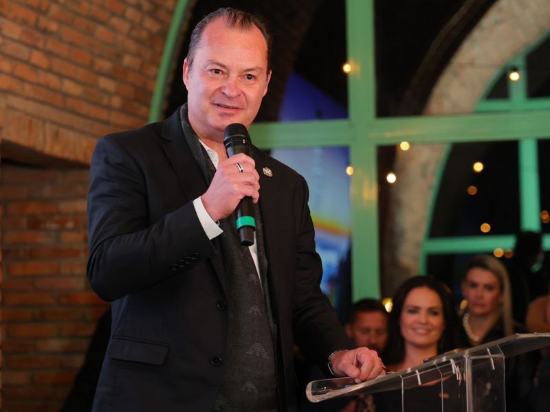 O secretário de Turismo de BC, o empolado Evandro Neiva, se empolgou e parece que a city nunca teve Papai Noel.. (foto: divulgação)