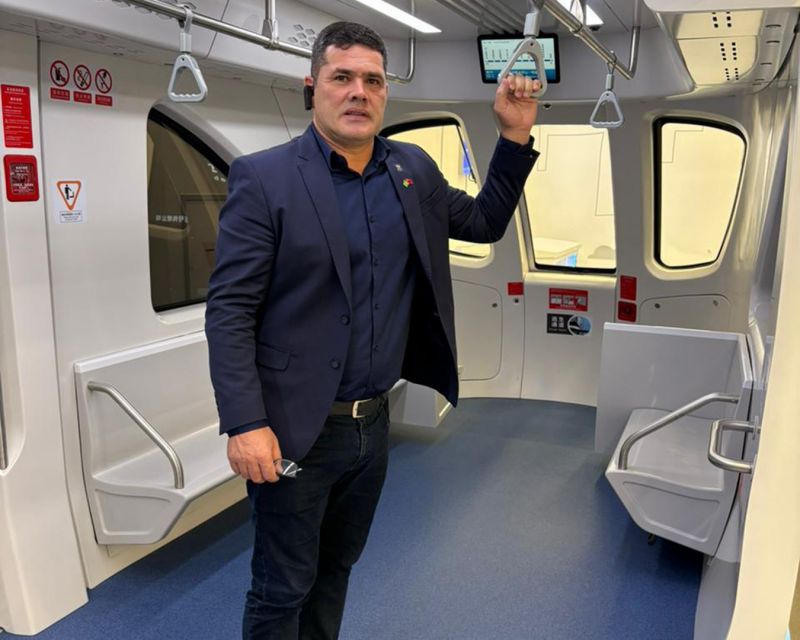 O prefeito Robison Coelho (PL) já retornou da China (foto no metrô) e vem com sangue nos olhos pra manter o ritmo de trabalho (foto: divulgação)