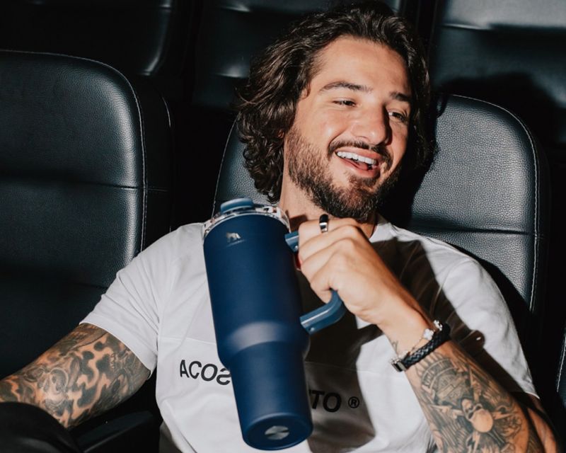 Moda - O modelo Diogo Pellizzoni durante o Acostamento Cine Club, sessão de cinema que a grife masculina Acostamento promoveu no Balneário Shopping. (foto: Reprodução/Instagram)