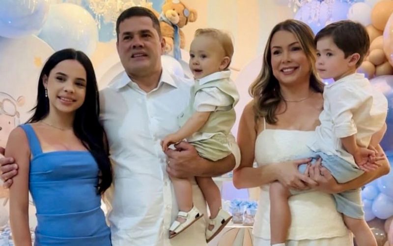 O pequeno Noah, junto com os pais Robison Coelho e Cris, os irmãos Tom e Marina, comemorou seu primeiro aninho de vida. Felicidades!